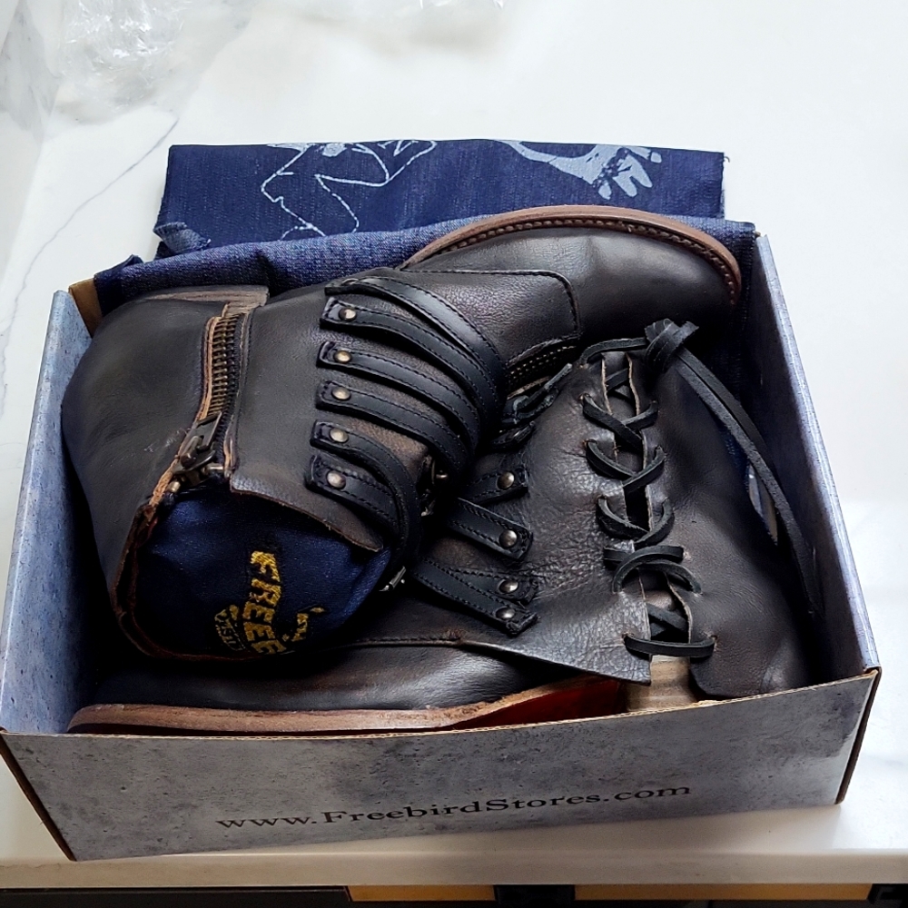New, never worn size 9 (runs true to size)
